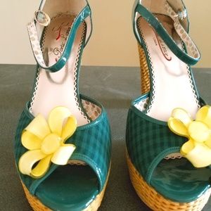 Poetic License of London Quarky Green Heels Sz 7
